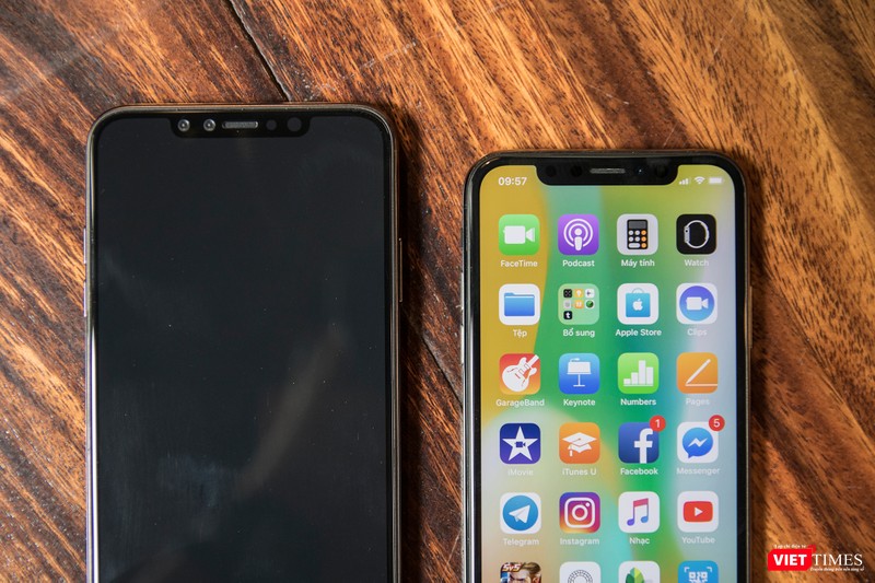 Có thể nhận thấy sự khác biệt trong cách sắp xếp cụm camera TrueDepth. Ở iPhone X Plus nó nằm bên trái, trong khi ở iPhone X cụm camera này nằm bên phải. Có thể nhận thấy sự khác biệt trong cách sắp xếp cụm camera TrueDepth. Ở iPhone X Plus nó nằm bên trái, trong khi ở iPhone X cụm camera này nằm bên phải.