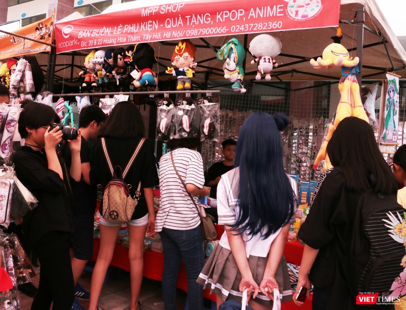 Các gian hàng bán vật phẩm anime, manga