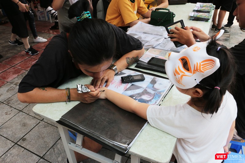 Các em bé cũng được hóa trang