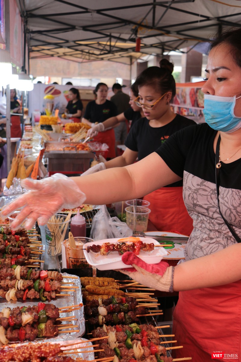 Các gian hàng phục vụ ăn uống tại sự kiện cũng rất nhộn nhịp