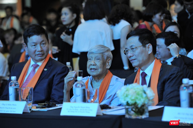 nguyên Tổng bí thư Lê Khả Phiêu (ngồi giữa), quyền Bộ trưởng Bộ TT-TT Nguyễn Mạnh Hùng (bên phải) và ông Trương Gia Bình - Tổng giám đốc FPT (bên trái) tại sự kiện 30 năm thành lập FPT