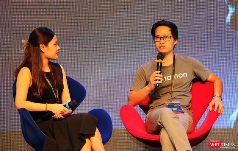 Anh Nghiêm Xuân Bách (bên phải) - Giám đốc khu vực Cinnamon Anh Nghiêm Xuân Bách (bên phải) - Giám đốc khu vực Cinnamon