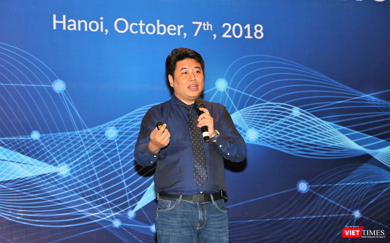 ông Triệu Anh Dũng - Phó Giám đốc Trung tâm nghiên cứu công nghệ QNET giới thiệu về những ưu điểm của Blockchain