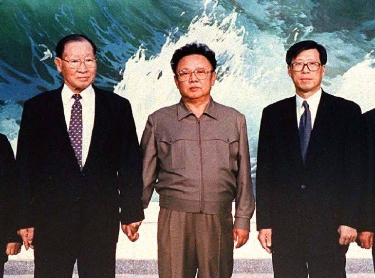 Cựu Chủ tịch Chung Ju-yung chụp ảnh chung với cố Chủ tịch Triều Tiên Kim Jong Il vào năm 1998 (ảnh Reuters) Cựu Chủ tịch Chung Ju-yung chụp ảnh chung với cố Chủ tịch Triều Tiên Kim Jong Il vào năm 1998 (ảnh Reuters)