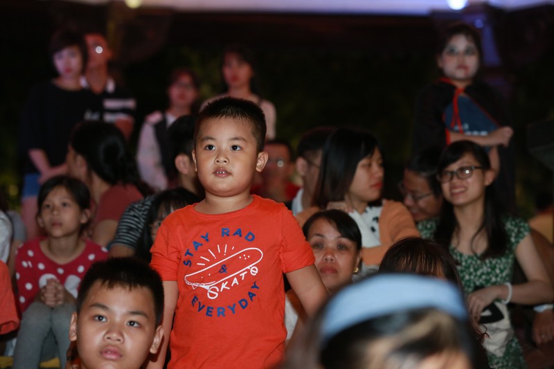 Khán giả từ người lớn đến các em nhỏ đều say sưa theo dõi đến khi bộ phim kết thúc