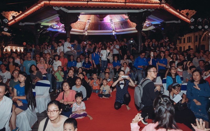 Rất đông khán giả ngồi thưởng thức bộ phim "Cô Ba Sài Gòn"