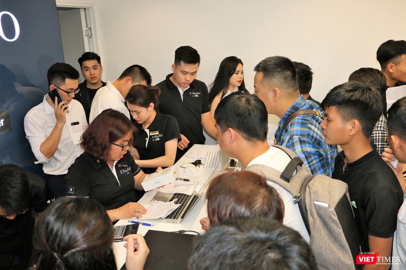 Chen nhau trước quầy thanh toán để sớm được nhận và sở hữu bộ 3 iPhone 2018