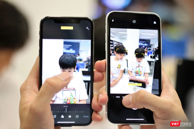 Khách hàng trải nghiệm so sánh khả năng chụp ảnh của iPhone XS và XR