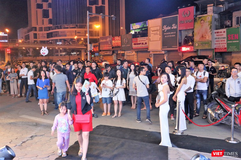 Đây là những người háo hức muốn sở hữu iPhone XS và XR chính hãng sớm nhất