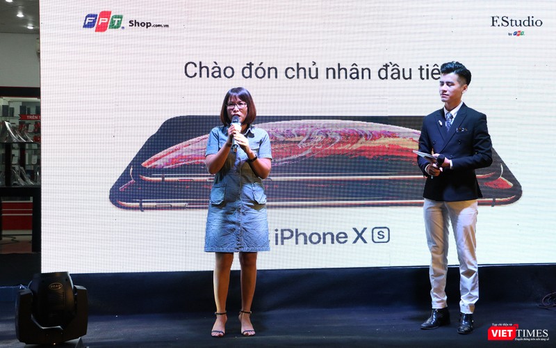 Đại diện FPT Shop phát biểu chào mừng. Sau 7 ngày chính thức nhận đặt cọc, đã có 5.000 đơn hàng được đặt thành công trên hệ thống của FPT Shop. Từ mùng 2 - 30/11, khi khách hàng chọn mua bất kỳ phiên bản nào thuộc bộ 3 iPhone XS, XS Max và XR sẽ nhận được một trong các ưu đãi: Thứ nhất, nếu chọn mua trả góp, khách hàng sẽ được tài trợ 100% lãi suất trong kỳ hạn 9 tháng, trong đó khách hàng chỉ cần trả trước từ 11.500.000 đồng và góp 1.346.000 đồng/tháng