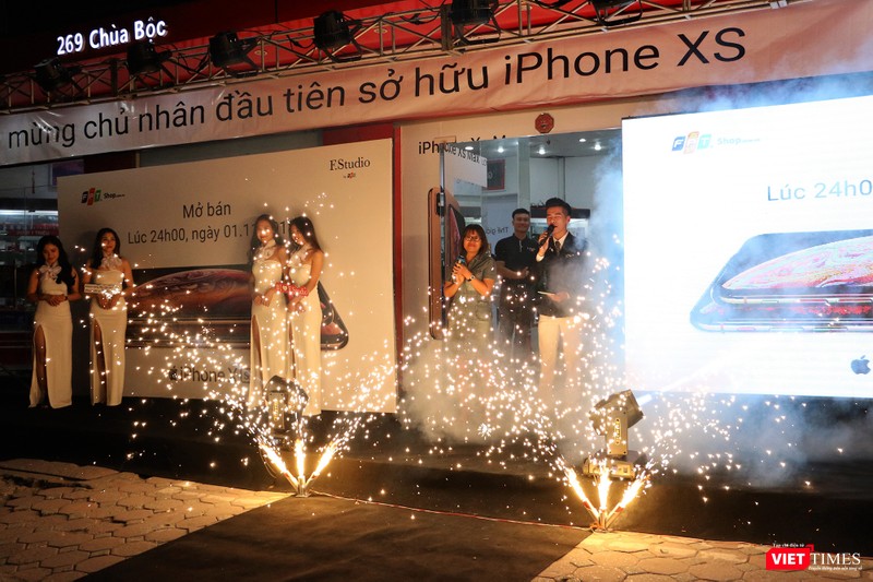 Thứ hai, nếu là chủ thẻ tín dụng Citibank, khách hàng sẽ được hoàn tiền 2 triệu đồng và trả góp 0% lãi suất; Thứ ba, khách hàng có thể lên đời ngay iPhone XS, XS Max và XR từ một chiếc điện thoại cũ với thủ tục đơn giản. FPT Shop không phân biệt nguồn gốc máy cũ, máy xấu cũ, không còn hộp đều có thể thu nhận.