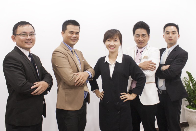 Cao Trung Hiếu (ngoài cùng bên trái) giao lưu cùng lãnh đạo các start-up (ảnh: Hòa Bình) Cao Trung Hiếu (ngoài cùng bên trái) giao lưu cùng lãnh đạo các start-up (ảnh: Hòa Bình)