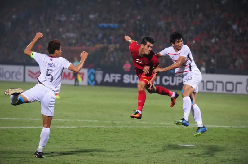 Tiền đạo Nguyễn Tiến Linh đánh đầu ghi bàn mở tỷ số (ảnh: Fox Sport) Tiền đạo Nguyễn Tiến Linh đánh đầu ghi bàn mở tỷ số (ảnh: Fox Sport)