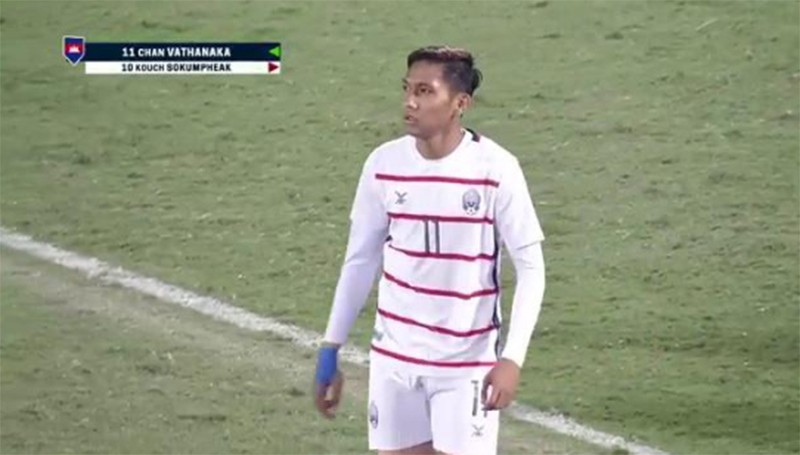 Chan Vathanaka, tiền đạo đáng sợ nhất của Cambodia chỉ được tung vào sân ở phút thứ 85, quá muộn để anh có thể làm được điều gì đó trước Việt Nam (ảnh: Fox Sport) Chan Vathanaka, tiền đạo đáng sợ nhất của Cambodia chỉ được tung vào sân ở phút thứ 85, quá muộn để anh có thể làm được điều gì đó trước Việt Nam (ảnh: Fox Sport)