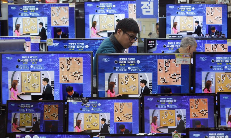 Màn hình tivi trong siêu thị chiếu trận thi đấu cờ vây giữa máy tính AlphaGo của Google và nhà vô địch cờ vây người Hàn Quốc Lee Sedol vào năm 2016. (ảnh: AP) Màn hình tivi trong siêu thị chiếu trận thi đấu cờ vây giữa máy tính AlphaGo của Google và nhà vô địch cờ vây người Hàn Quốc Lee Sedol vào năm 2016. (ảnh: AP)