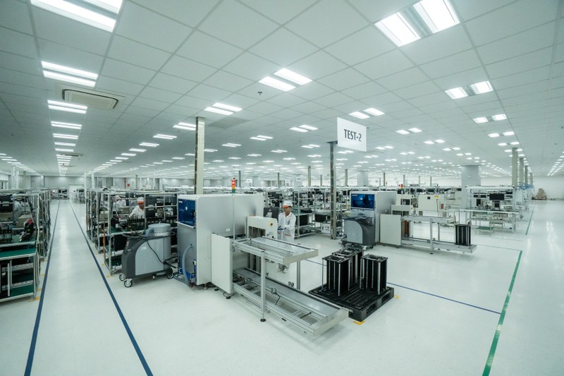 Nhà máy VinSmart sản xuất các sản phẩm điện tử tiêu dùng như điện thoại di động, các thiết bị kết nối Internet Of Things - iOT, máy tính xách tay. Toàn bộ nhà xưởng được thiết kế và thi công theo tiêu chuẩn quốc tế IPC-A-610 - tiêu chuẩn quốc tế dành cho các nhà máy sản xuất sản phẩm điện tử Nhà máy VinSmart sản xuất các sản phẩm điện tử tiêu dùng như điện thoại di động, các thiết bị kết nối Internet Of Things - iOT, máy tính xách tay. Toàn bộ nhà xưởng được thiết kế và thi công theo tiêu chuẩn quốc tế IPC-A-610 - tiêu chuẩn quốc tế dành cho các nhà máy sản xuất sản phẩm điện tử