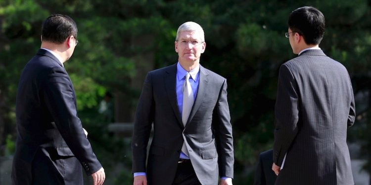 Apple không thèm đếm xỉa gì đến phán quyết của Tòa án Trung Quốc? ảnh 1 Cổ phiếu Apple sụt giảm sau khi tòa án Trung Quốc ra phán quyết cấm bán iPhone tại quốc gia này