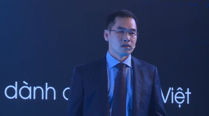 ông Trần Minh Trung, Tổng Giám đốc công ty VinSmart giới thiệu về định hướng sản xuất smartphone trong thời gian tới