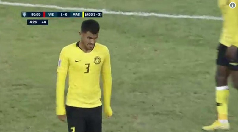 Hậu vệ Shahrul Saad của Malaysia đã bị nhận thẻ đỏ (ảnh: Fox Sport)
