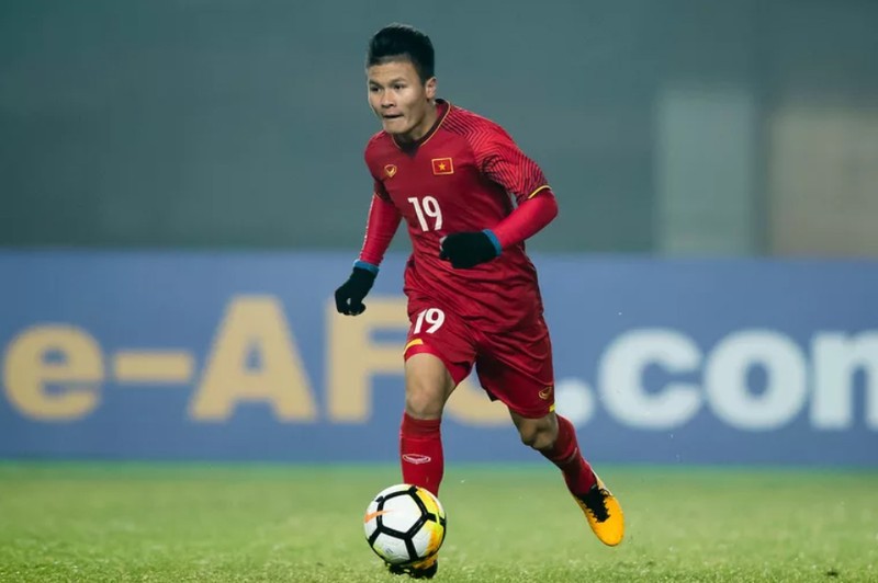 Nguyễn Quang Hải được bầu là cầu thủ xuất sắc nhất giải đấu (ảnh: Fox Sport)