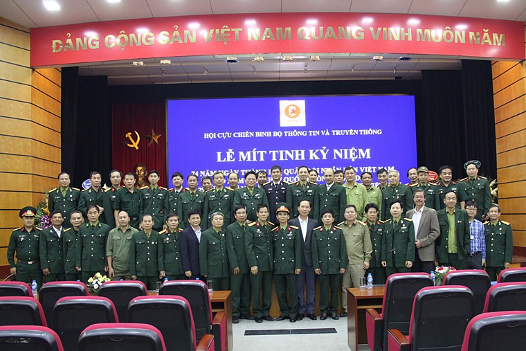 Đại diện cựu. chiến binh Bộ TT&TT chụp ảnh lưu niệm Đại diện cựu. chiến binh Bộ TT&TT chụp ảnh lưu niệm