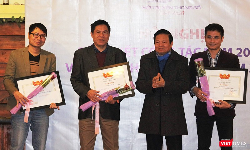 Chủ tịch danh dự Lê Doãn Hợp trao bằng khen cho ông Nguyễn Quang Đồng - Viện trưởng Viện Nghiên cứu Chính sách và Phát triển truyền thông (IPS), Nhà báo Lê Đức Sảo -- Chủ nhiệm CLB Café Số và Nhà báo Đinh Văn Hải -- Chủ nhiệm Tạp chí điện tử VietTimes.