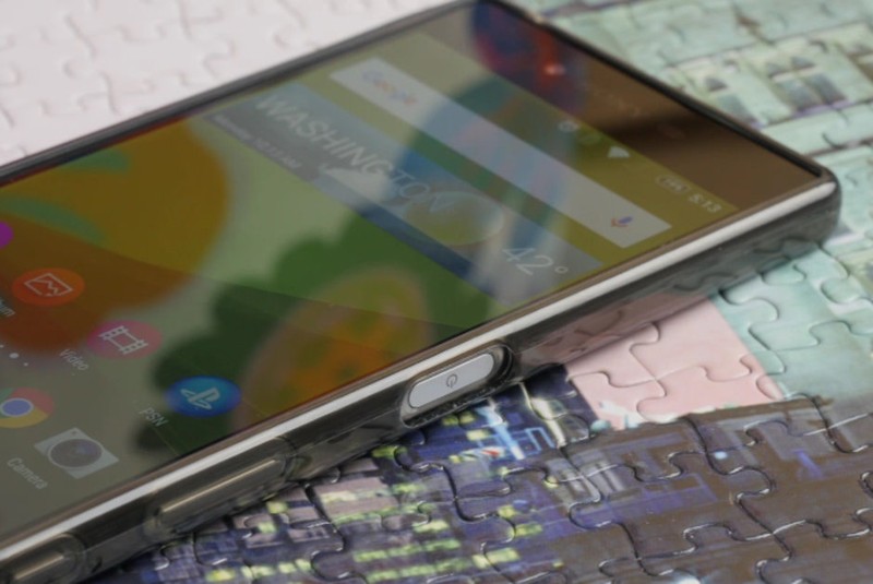 Điện thoại Sony có vị trí đặt nút nguồn thuận tiện hơn cho người dùng (ảnh: Phone Arena) Điện thoại Sony có vị trí đặt nút nguồn thuận tiện hơn cho người dùng (ảnh: Phone Arena)