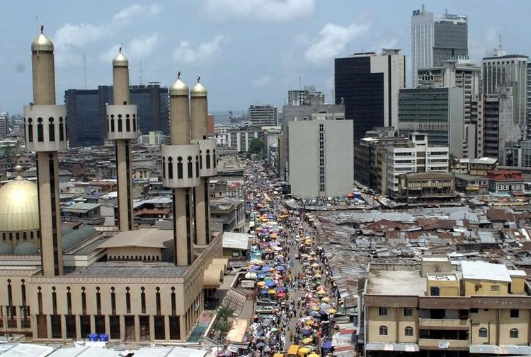Xe cộ và người dân di chuyển dọc theo một con phố sầm uất ở Lagos (ảnh: Reuters) Xe cộ và người dân di chuyển dọc theo một con phố sầm uất ở Lagos (ảnh: Reuters)