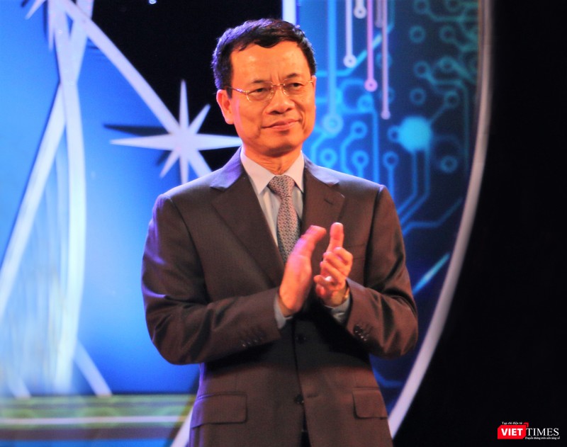 “Việt Nam cũng phải trở thành nước thứ 5 trên thế giới xuất khẩu được thiết bị viễn thông ‘Made in Vietnam’, bao gồm tất cả thiết bị mạng và đầu cuối”, Bộ trưởng Bộ TT&TT Nguyễn Mạnh Hùng phát biểu hồi tháng 11.2018. Ảnh: Zing “Việt Nam cũng phải trở thành nước thứ 5 trên thế giới xuất khẩu được thiết bị viễn thông ‘Made in Vietnam’, bao gồm tất cả thiết bị mạng và đầu cuối”, Bộ trưởng Bộ TT&TT Nguyễn Mạnh Hùng phát biểu hồi tháng 11.2018. Ảnh: Zing