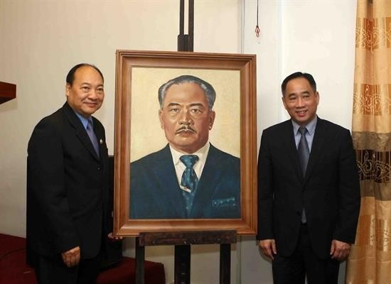 Ông Nguyễn Anh Minh (Giám đốc Bảo tàng Mỹ thuật Việt Nam) bàn giao tác phẩm "Chân dung Hoàng thân Souphanouvong" cho đại diện bảo tàng Kaysone Phomvihane Ông Nguyễn Anh Minh (Giám đốc Bảo tàng Mỹ thuật Việt Nam) bàn giao tác phẩm "Chân dung Hoàng thân Souphanouvong" cho đại diện bảo tàng Kaysone Phomvihane