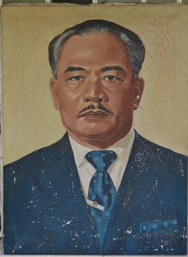 Tác phẩm "Chân dung Hoàng thân Souphanouvong" bị xuống cấp trầm trọng trước khi tu sửa Tác phẩm "Chân dung Hoàng thân Souphanouvong" bị xuống cấp trầm trọng trước khi tu sửa