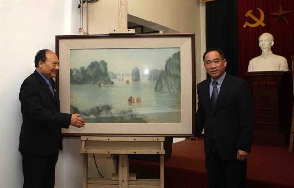 Bàn giao bức tranh "Vịnh Hạ Long" sau khi tu sửa Bàn giao bức tranh "Vịnh Hạ Long" sau khi tu sửa