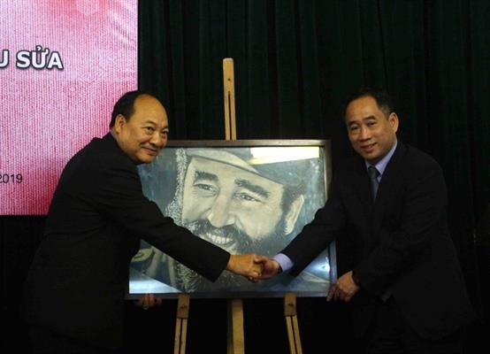 Bàn giao bức tranh "Chân dung Fidel Castro" sau khi tu sửa Bàn giao bức tranh "Chân dung Fidel Castro" sau khi tu sửa