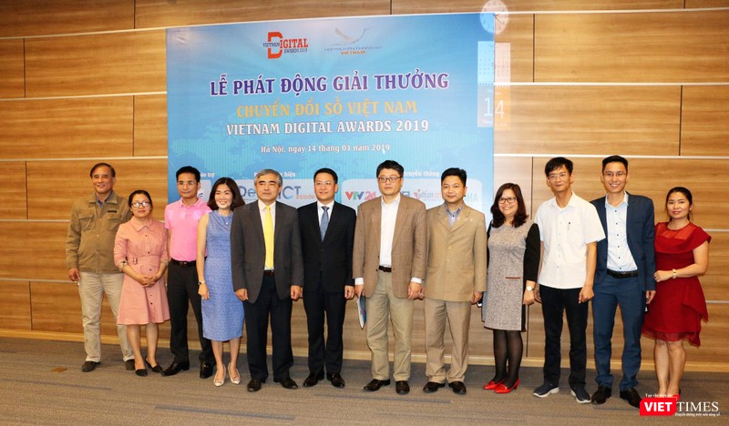 Đại diện Hội Truyền thông Số Việt Nam và các đơn vị chụp ảnh lưu niệm Đại diện Hội Truyền thông Số Việt Nam và các đơn vị chụp ảnh lưu niệm