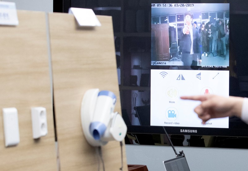 Cảnh sát giải thích cách máy quay lén được đặt trong máy sấy tóc (ảnh: Reuters) Cảnh sát giải thích cách máy quay lén được đặt trong máy sấy tóc (ảnh: Reuters)