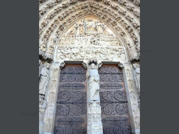 Cánh cổng bằng đá điêu khắc Phán quyết Cuối cùng