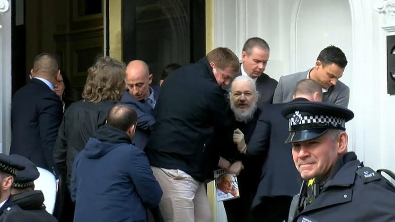 Cảnh sát Anh bắt giữ Julian Assange tại sứ quán Ecuador (ảnh Euro News) Cảnh sát Anh bắt giữ Julian Assange tại sứ quán Ecuador (ảnh Euro News)