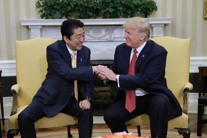 Thủ tướng Nhật Bản Shinzo Abe gặp gỡ Tổng thống Hoa Kỳ Donald Trump (ảnh: ABC)