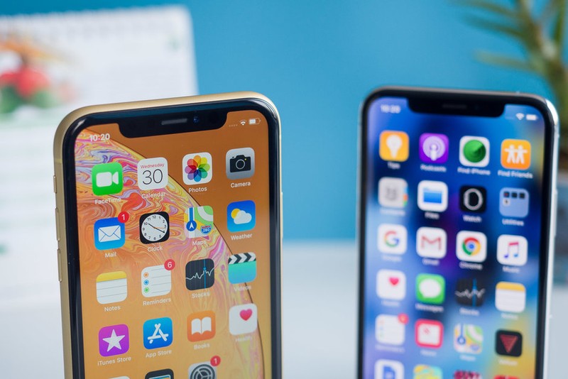 iPhone X và XS nổi tiếng với phần mấu đen khá lớn ở phía trên màn hình (ảnh: Phone Arena)