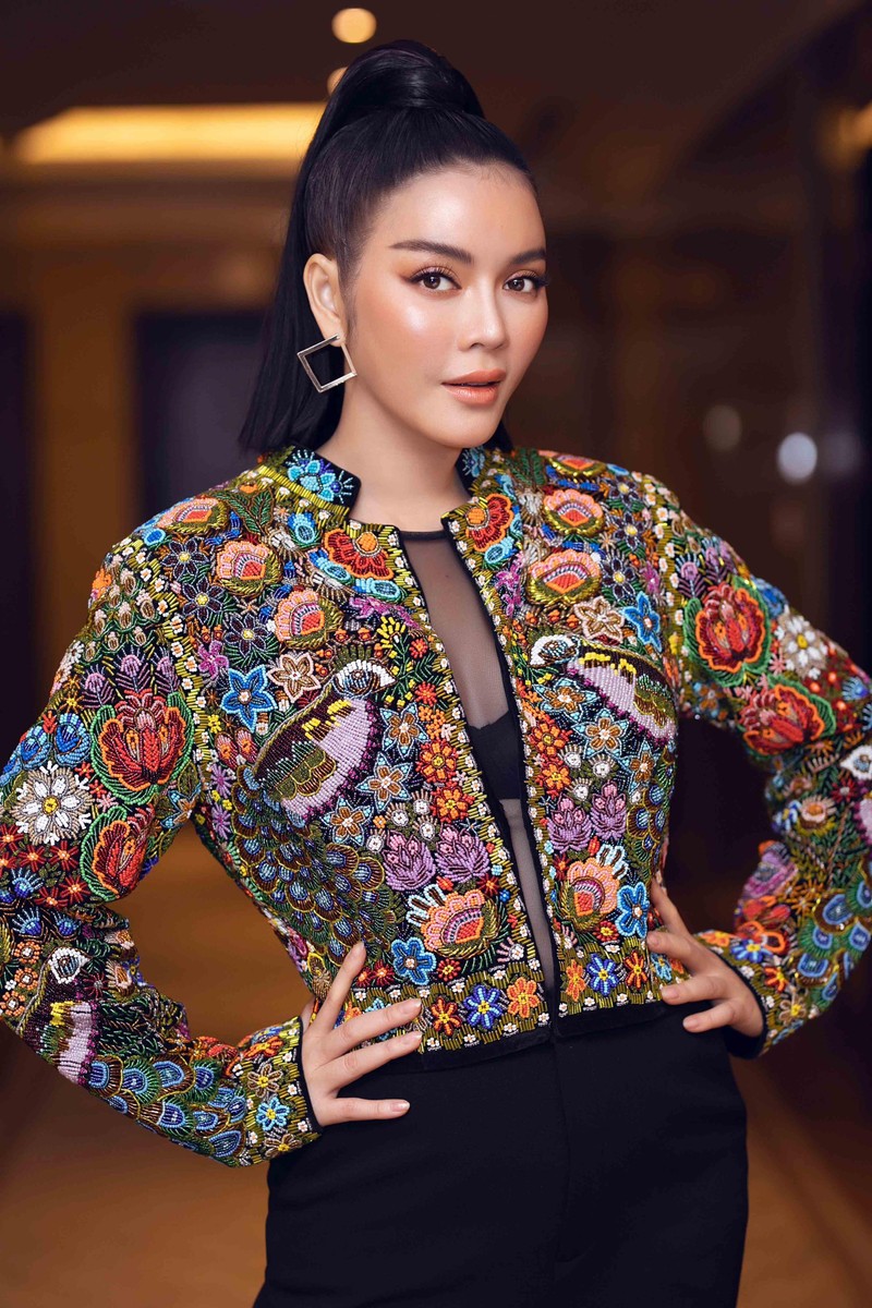 Diện nguyên bộ vest được làm bằng tay thủ công hơn 200 giờ của châu Âu, Lý Nhã Kỳ khoe trọn nét quyến rũ vừa sexy vừa quý phái nhưng không kém phần sang trọng. Chiếc áo vest được đính hàng triệu viên đá quý và làm bằng tay mất 6 tháng.