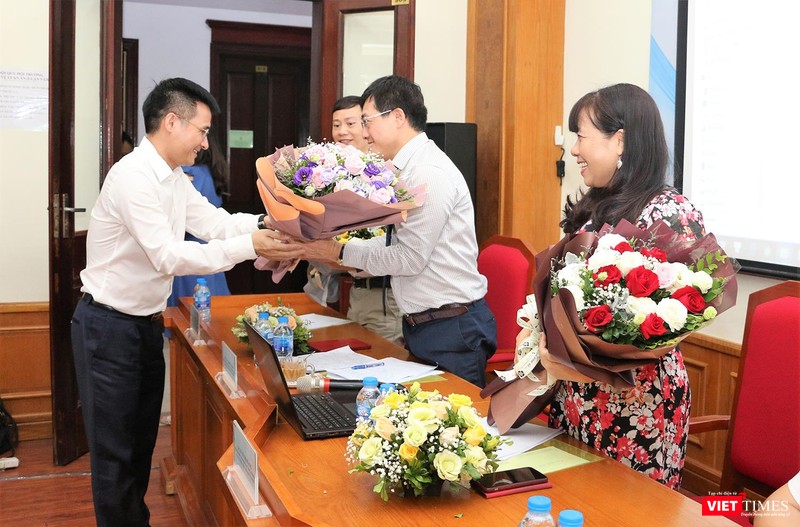 Đại diện Tạp chí Điện tử VietTimes tặng hoa các Giáo sư, bác sỹ tham gia giao lưu trực tuyến Đại diện Tạp chí Điện tử VietTimes tặng hoa các Giáo sư, bác sỹ tham gia giao lưu trực tuyến