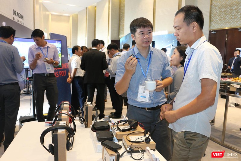 Khách tham quan gian triển lãm của công ty Poly