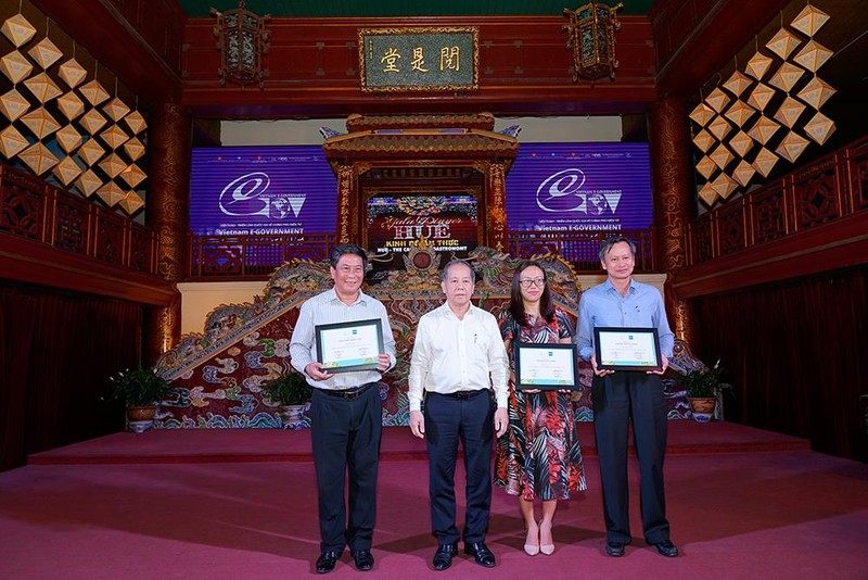 ông Phan Ngọc Thọ - Chủ tịch UBND tỉnh Thừa Thiên Huế trao chứng nhận cho đại diện TP Đà Nẵng, tỉnh Thừa Thiên Huế và tỉnh Quảng Ninh