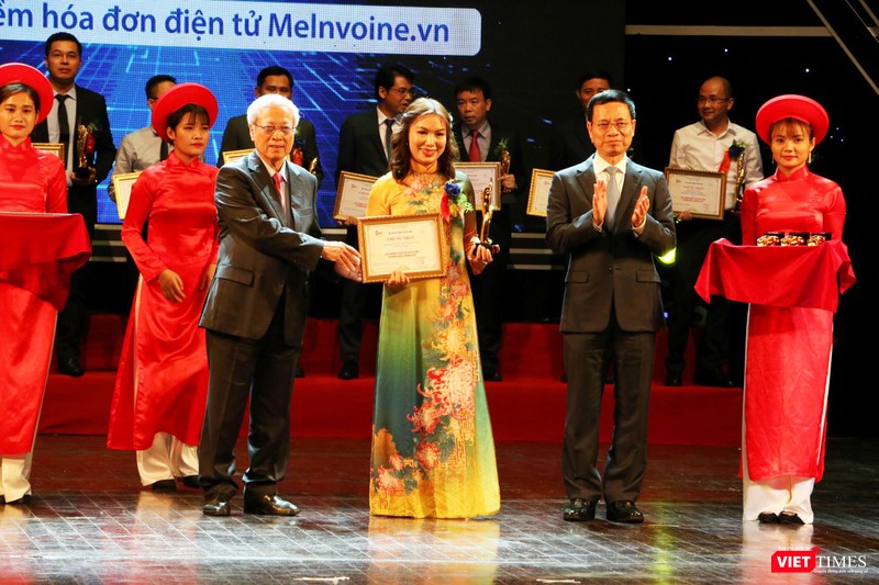 Bà Đinh Thị Thúy thay mặt MISA nhận giải thưởng từ Bộ trưởng Bộ TT&TT Nguyễn Mạnh Hùng và GS.TSKH Đỗ Trung Tá (ảnh: Đăng Khoa)