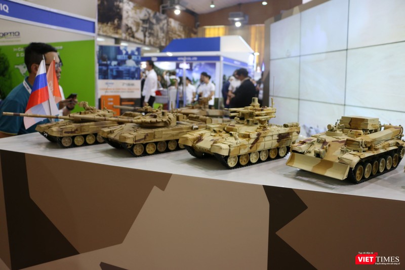 Các mẫu tăng T90 và T72