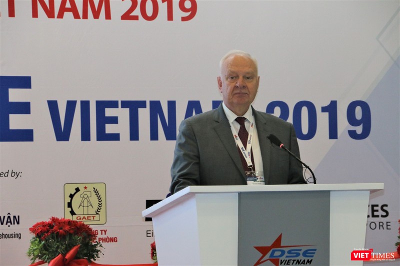 Đại sứ CH Liên bang Nga Vnukov Konstantin Vasilievich phát biểu chào mừng triển lãm