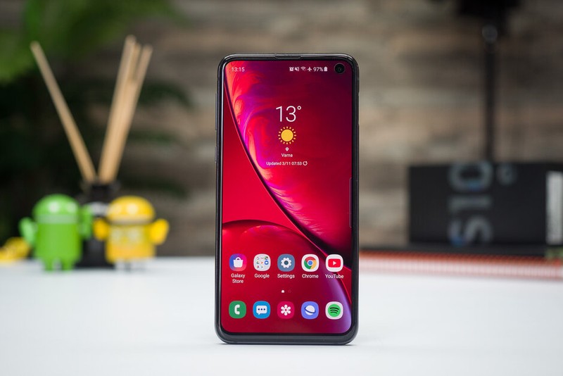 Galaxy S10e (ảnh Phone Arena)