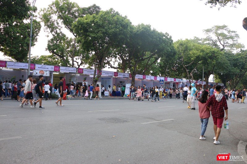 Các gian hàng được đặt ở phía vỉa hè cạnh bờ Hồ Gươm là các gian hàng thực phẩm chức năng, mỹ phẩm, quần áo trẻ em