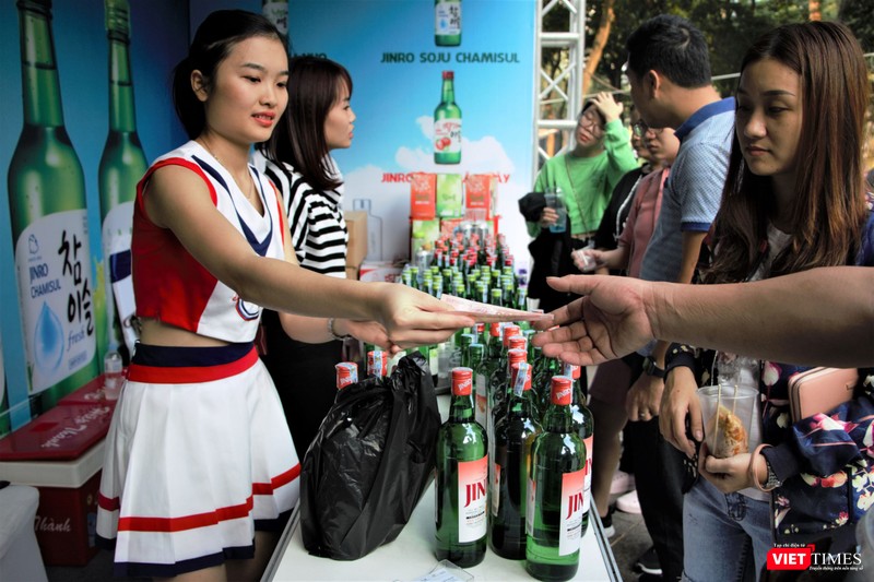 Soju cũng là loại rượu phổ biến của Hàn Quốc và được khách hàng Việt quan tâm