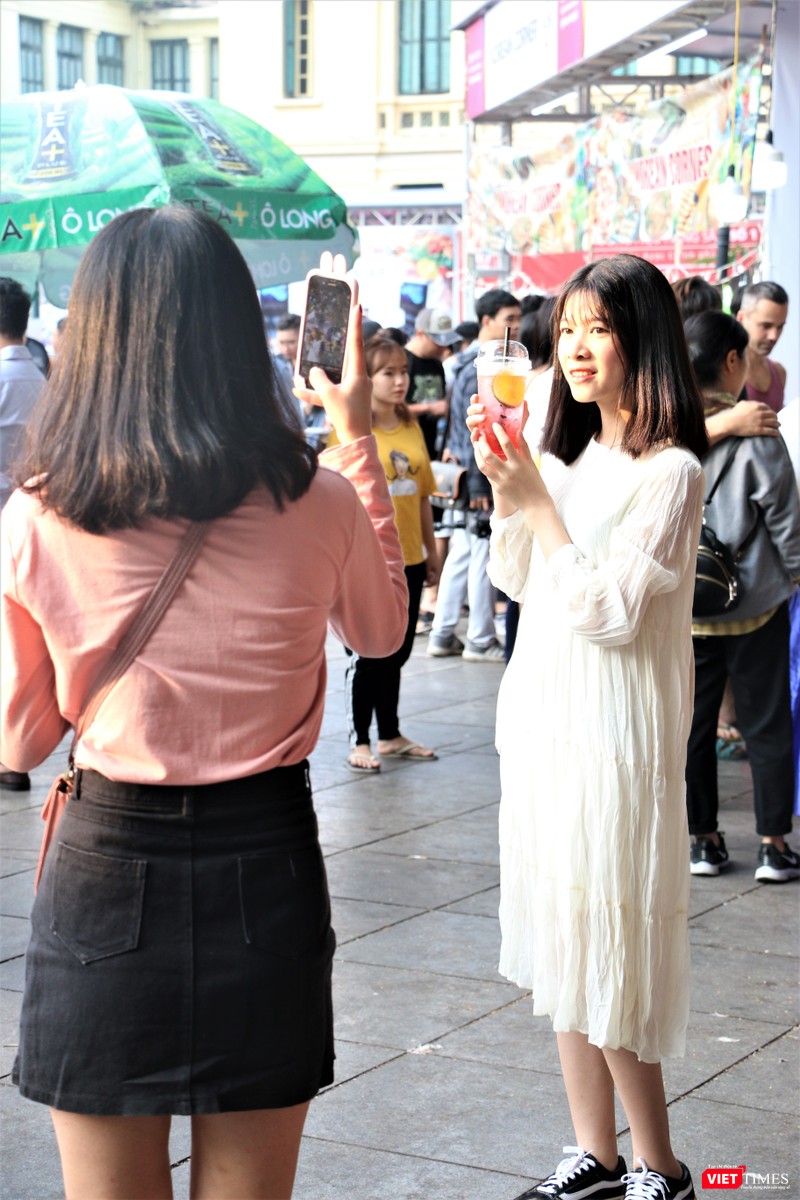 Các bạn trẻ tranh thủ "check in" tại Lễ hội